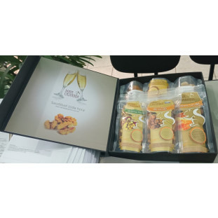 Kit Caixa com 06 Nozes/Castanhas Dona Castanha 160g e contra capa adesivada.